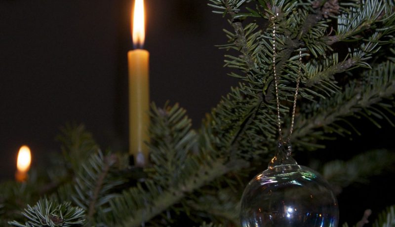 Zweig mit kerze und Kugel